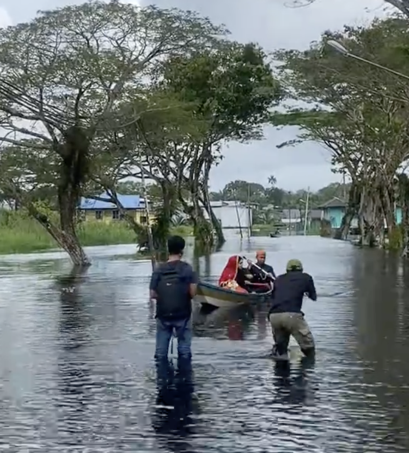 Banjir Bukan Penghalang, Pengantin Photoshoot Atas Sampan Di Matu Raih Perhatian Ramai